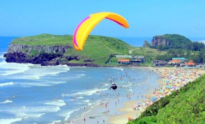 Casa De 2 Quartos Com 2 Ares-Condicionados Em Torres-Rs - Na Mais Bela Praia Gaucha - Cozinha - Banheiro - Tv Smart 32 E Wi-Fi - Estacionamento - Anfitria Superhost No Bnb Villa Ngoại thất bức ảnh