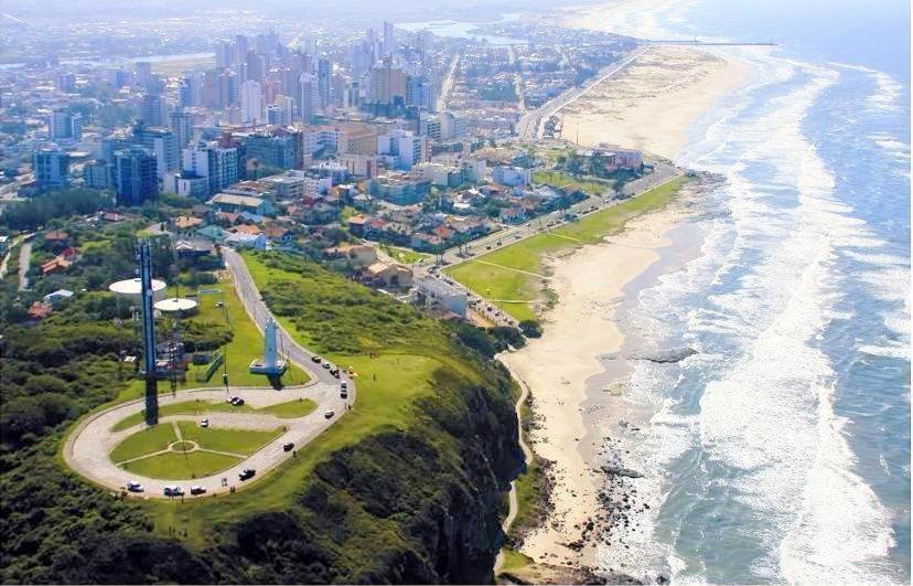 Casa De 2 Quartos Com 2 Ares-Condicionados Em Torres-Rs - Na Mais Bela Praia Gaucha - Cozinha - Banheiro - Tv Smart 32 E Wi-Fi - Estacionamento - Anfitria Superhost No Bnb Villa Ngoại thất bức ảnh